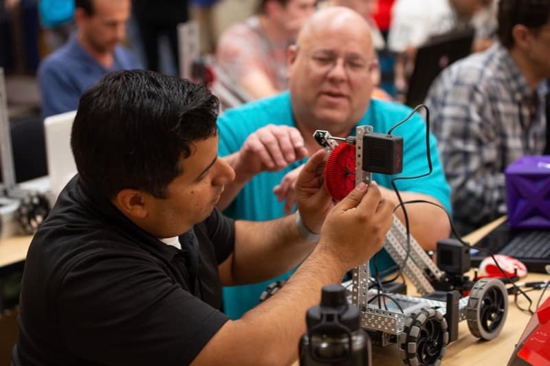 Teachers learn to assemble robots
