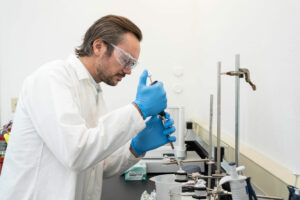 Daniel Saftner working in the lab