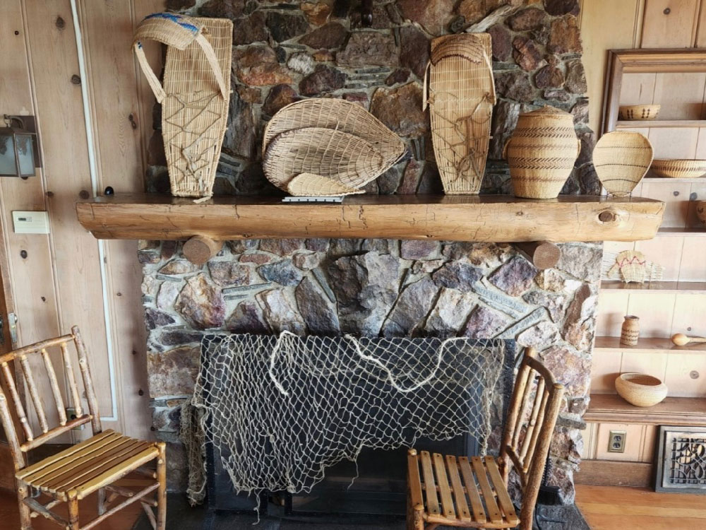 hímu cradle boards with roasting pans, baskets, and a cedar net