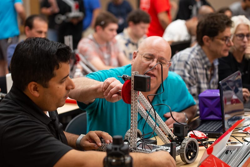 Teachers learn to assemble robots