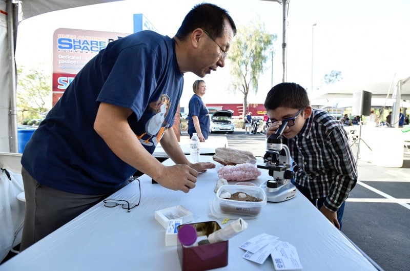 Henry Sun talks with a student at DRI's 2018 'May Science Be With You' event in Las Vegas.