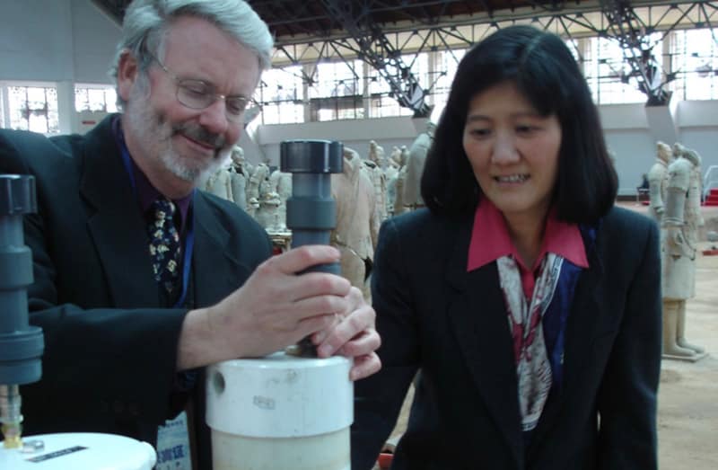 Dr Watson and Dr Chow assembling a pollution sampler